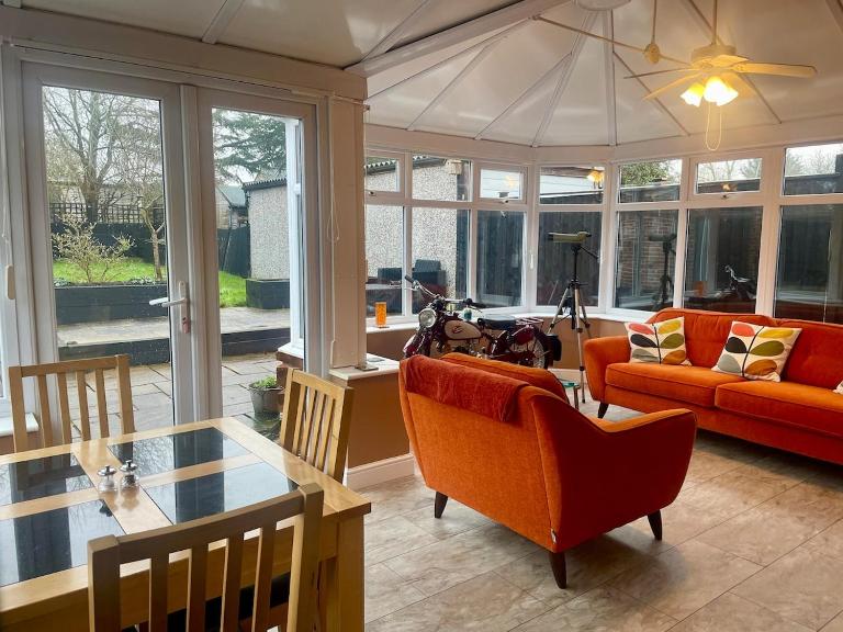 Two bedroom detached bungalow with conservatory - Chambres d'hôtes Bottesford