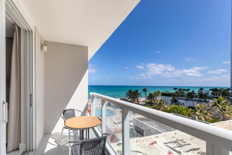 Sunny Isles Beach Ocean View Studio with Balcony - B&B Sunny Isles Beach