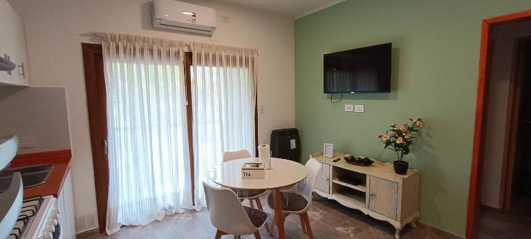 Depto Centrico con COCHERA - Bed and Breakfast Trenque Lauquen