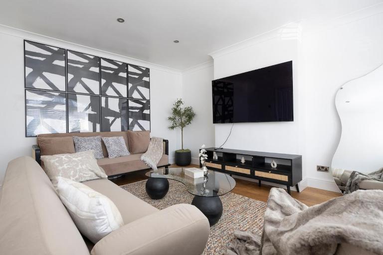 The Romford Oasis - Spacious 4 bedroom escape - B&B Havering atte Bower