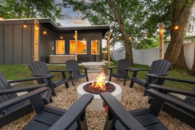 New-Dog Friendly,Hot Tub, Fire-pit, 1 mile to DTWN - Chambres d'hôtes Saint Augustine