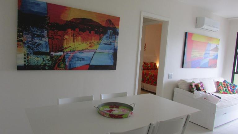 Lindo apto no Barrabela, todo equipado, com arcondicionados split novos no quarto e na sala, limpíssimo, cheiroso, novinho, condomínio em frente à praia, com piscina aquecida, sauna, quadra, academia, lavanderia, salão de beleza, restaurantes, mercado 24h - Chambres d'hôtes Rio de Janeiro