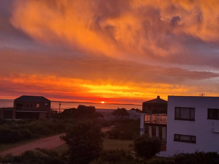 OceansCrest Seaview Apartment - Chambres d'hôtes Betty’s Bay