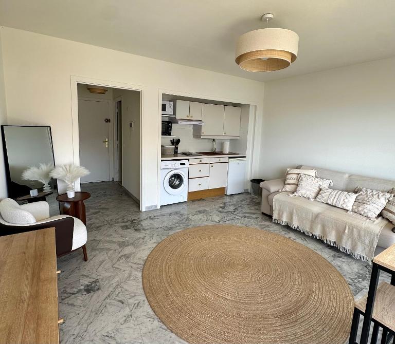 Superbe Studio plein centre de Juan les pins 500m des plages - B&B Antibes