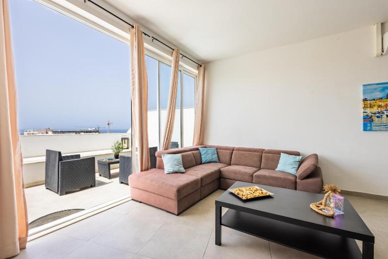 Sea View & Private Terrace Near Promenade -Sleep 8 by QuickTrips - Bed and Breakfast San Pawl il-Baħar