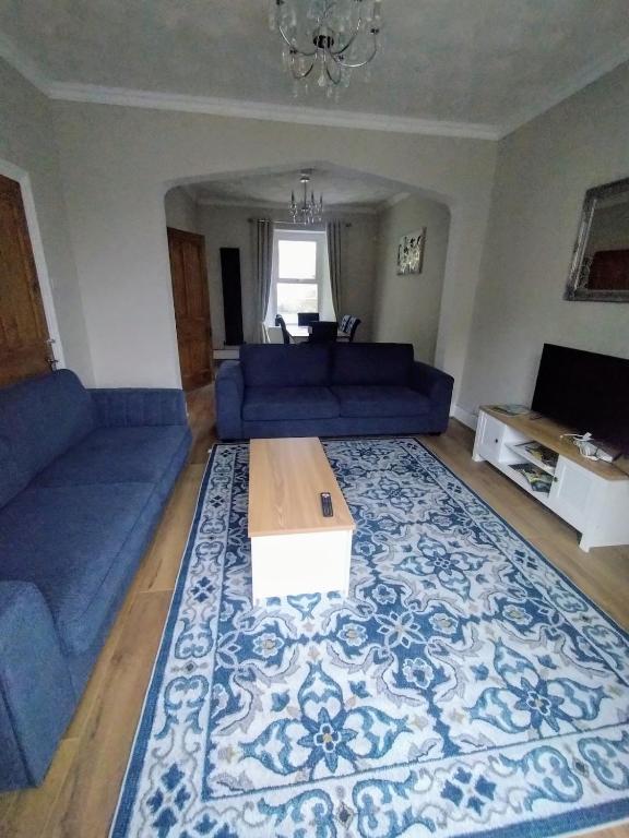 large 4 bedroom - B&B Pembroke Dock