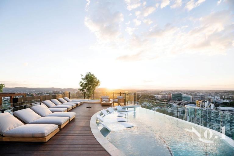 Modern Valley Pad with Rooftop Pool, Study & Parking - B&B Brisbane