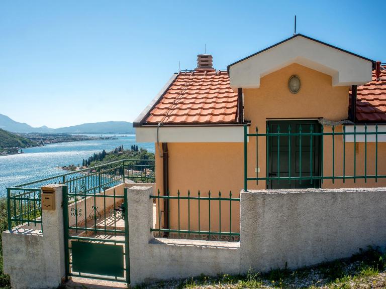 Holiday Home Sunny Hill - B&B Kamenari