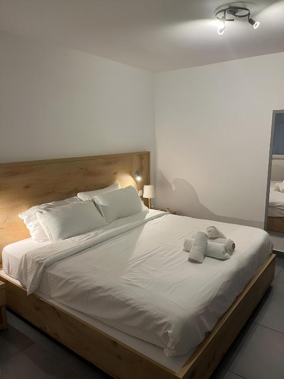 Charming Lower-Level Apartment - Chambres d'hôtes Il-Gżira