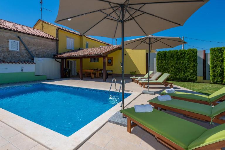 Villa Dajana, a cozy pet friendly Villa minutes from the beach - B&B Juršići