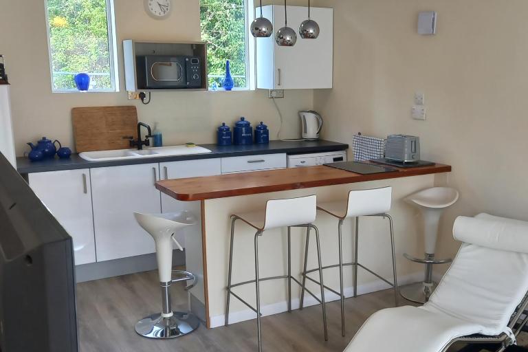 Bali Hi Cliff Cottage-Sleeps 2-Hot Tub-5MinBeach - B&B Sheerness