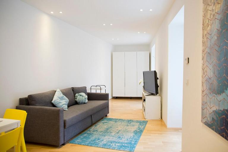 Stylish 1-Bedroom Apartment by Rochusmarkt Walk to the City Center - Ferienwohnung Wien