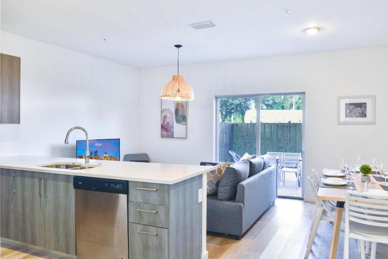 Family-Friendly Townhouse Getaway Near Top Attractions - B&B Golden Glades