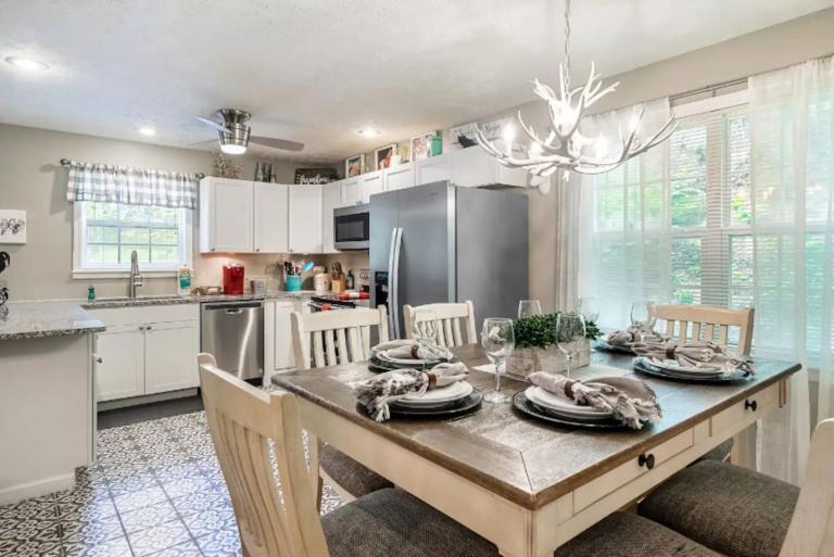 Farmers Daughter Located near Gatlinburg - B&B Sevierville