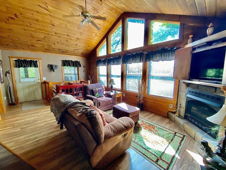 Jungle Safari Honeymoon Cabin - B&B Sevierville