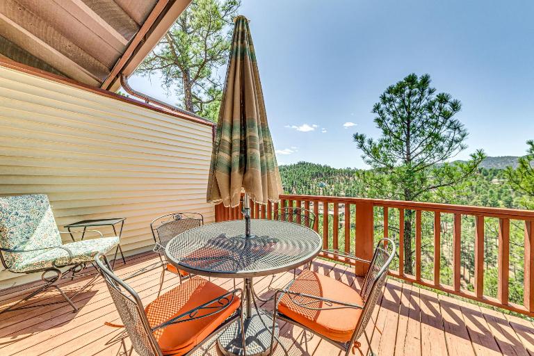 Walk to Dtwn Ruidoso: Mtn-View Condo w/ Pool! - Chambres d'hôtes Ruidoso