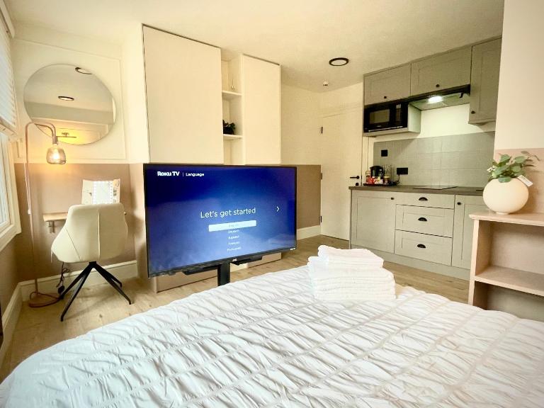 A4 HighTown Studio Apartment, Steps from Luton Train Station - Ferienwohnung Luton