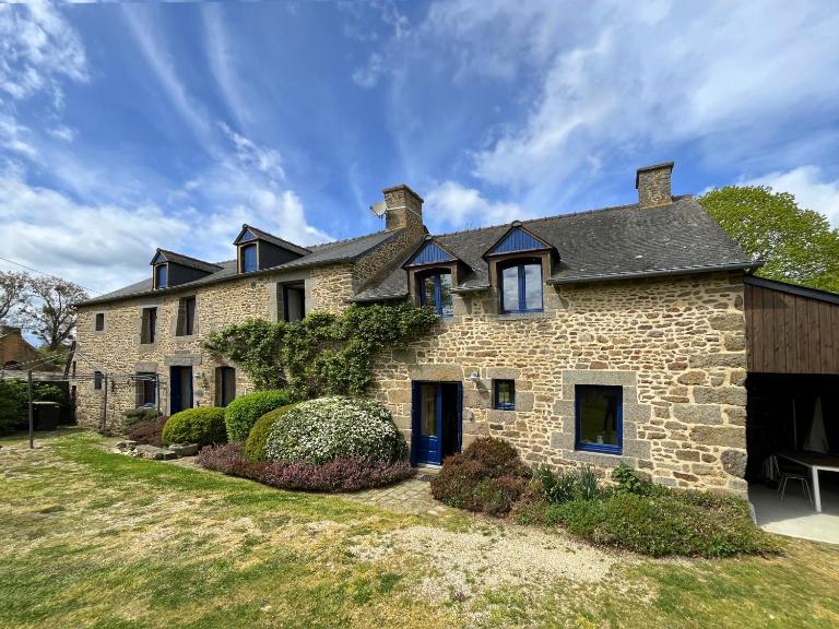 La grande maison dans la prairie - B&B Bonnemain