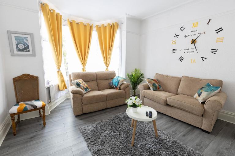Luxurious 5 bedrooms apartment and a living room in 7 Sydenham Road, Oxbridge, Stockton, Stockton-on-Tees, TS18 4DG - B&B Stockton-on-Tees