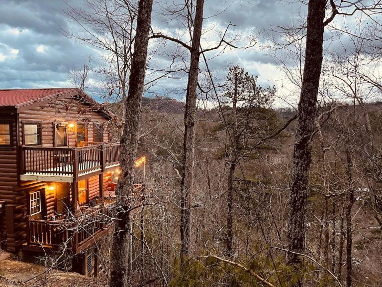 Cozy Secluded Cabin Firepit Hot Tub - B&B Pigeon Forge