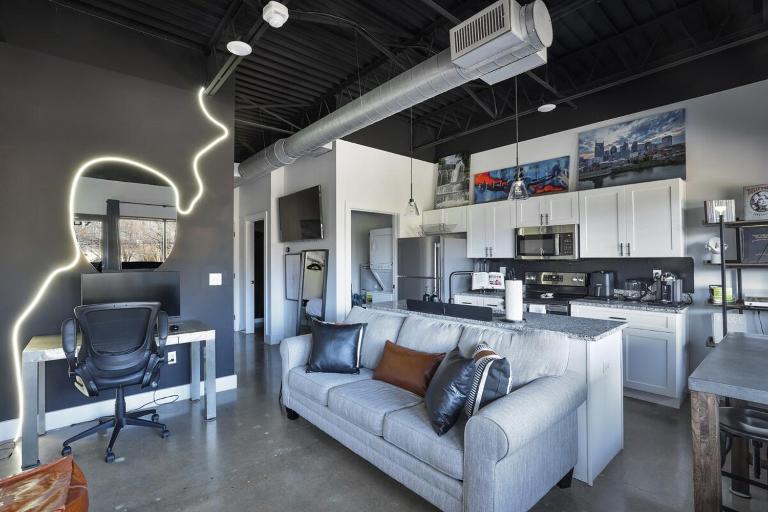 The Jubilee- New Modern Studio x 7 Mins Dwtn - B&B Nashville