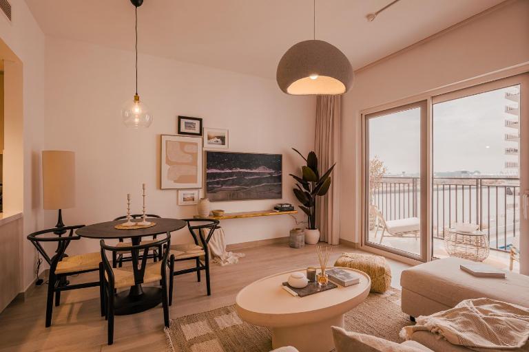 Yas Island Elegant 2BR with Lake & Pool View - B&B Abu Dhabi Island and Internal Islands City