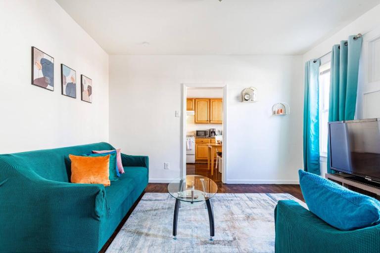 Family Urban: 2BR FREE Pkng Airport NYC Ease - B&B Newark