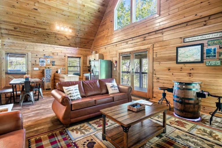 Trout and About Forge Cabin Hot Tub - B&B Sevierville