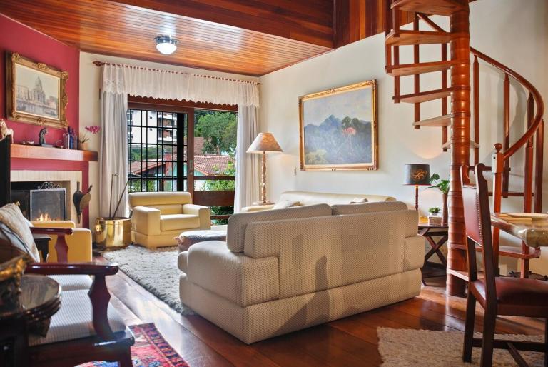 Capivari - Lareira - Estilo Clássico de Casa de Campo - B&B Campos do Jordão