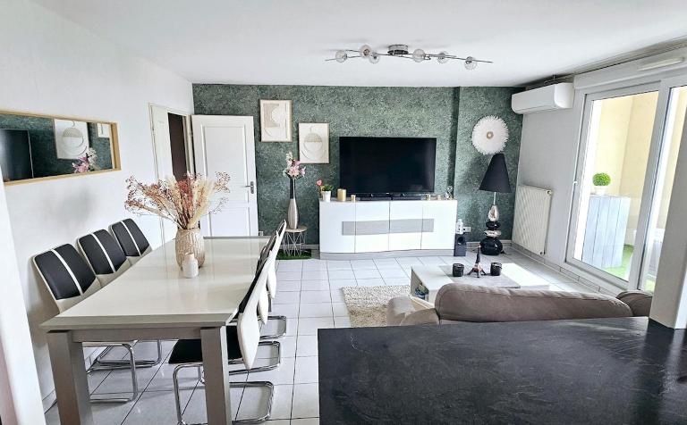 Appartement entier 2 chambres avec terrasse - B&B Eybens