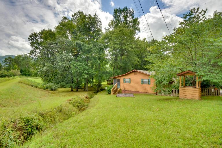 Grand Murphy Cabin w/ Fire Pit & Game Room! - Bed and Breakfast Murphy