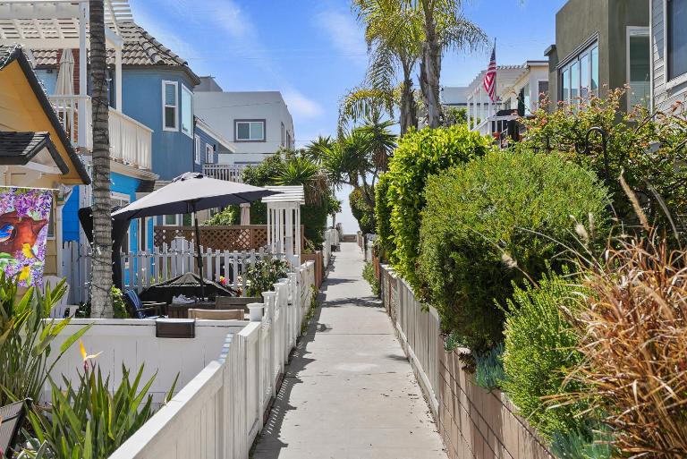 Dream 2 Story Home! Steps to the Ocean, Private Patio, AC, Hot Tub & BBQ - B&B San Diego