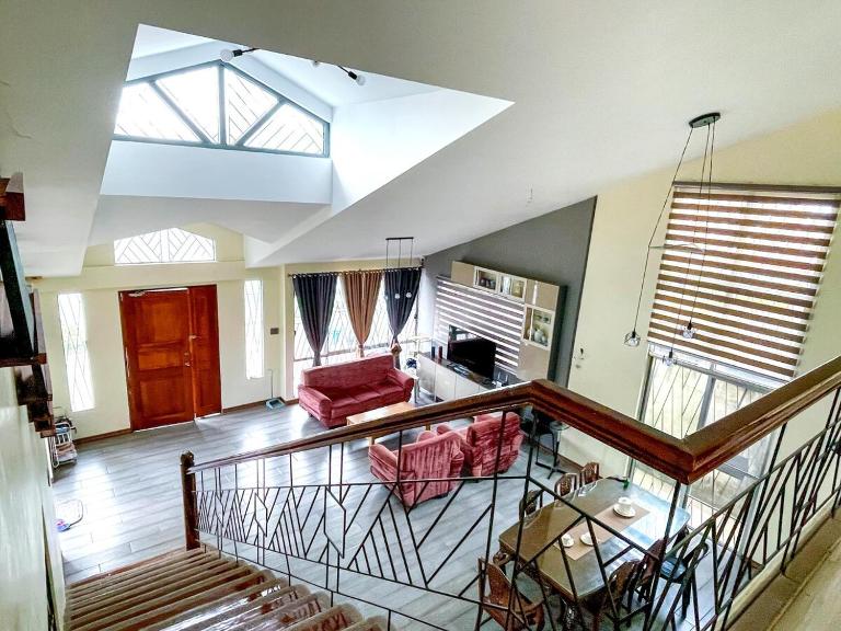 JResidences - 5 Bedrooms Cozy Home - Bed and Breakfast Bacolod City
