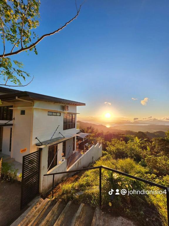The Hillside Villa Tagaytay - Chambres d'hôtes Laurel