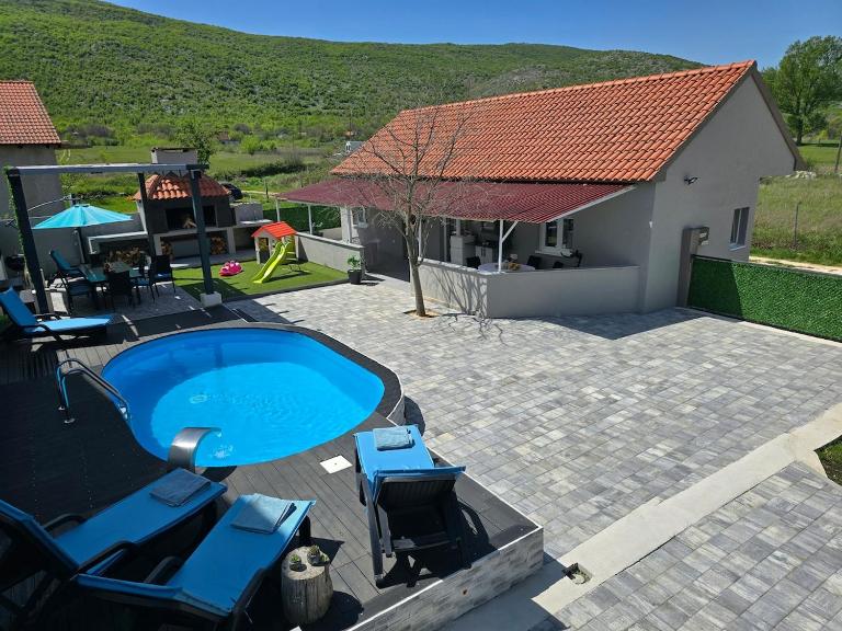 Grey House with heated pool Kričke Drniš - Chambres d'hôtes Kričke