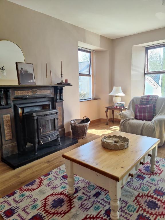 Rustic Pub Stay - 20 minutes from Killarney! - B&B Rathmore