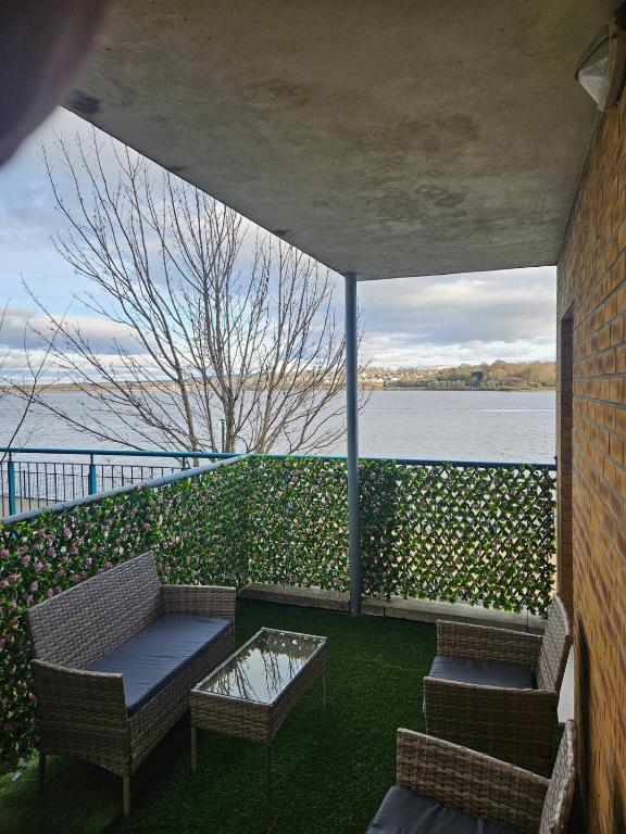 Spacious Riverfront Apartment - B&B Penybryn