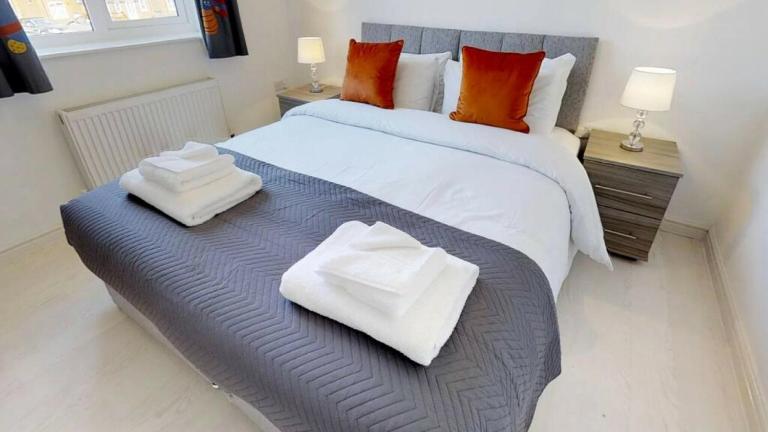 StayZo Cole Green Lane Accommodation- FREE Parking - B&B Welwyn Garden City
