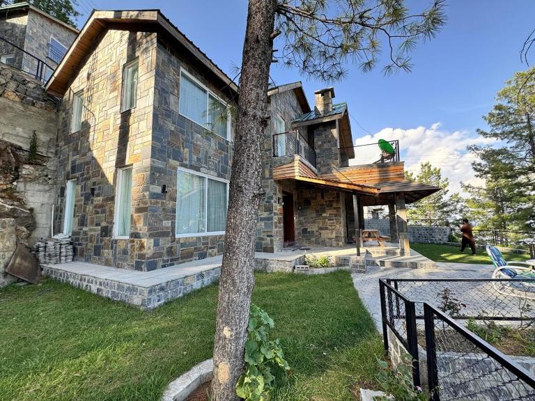 Haven Lodge Khaira Gali by Haven Holiday Homes - 3BR Family Home with Lawn BBQ AC - Chambres d'hôtes Khiara Gali