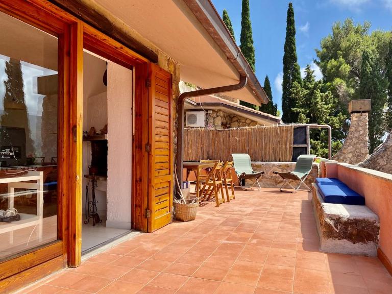 Casa sul Poggio Pertuso con ampia terrazza panoramica sulla Laguna di Orbetello e Monte Argentario - B&B Cala Galera