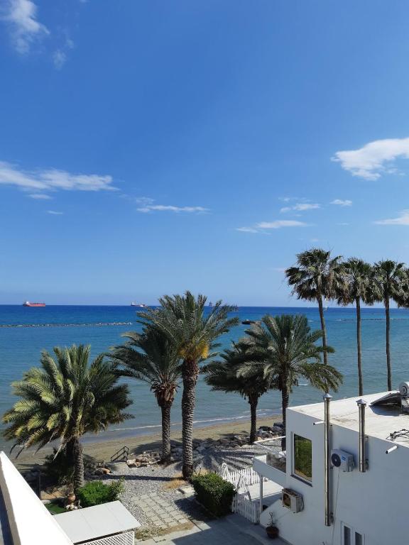 Beachfront Bliss 3BR Apt with Panoramic Sea View - B&B Oroklini