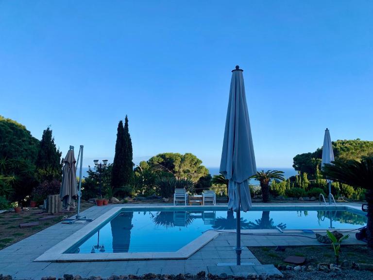 CAN FENICIA - Intimate Villa, Private Pool & Sea View - B&B Arenys de Munt