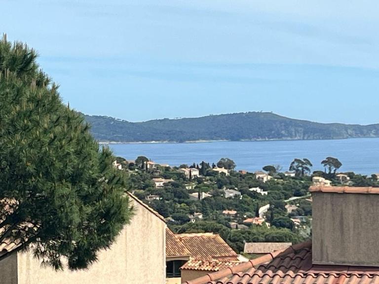 T3 vue mer avec piscine - B&B Cavalaire-sur-Mer