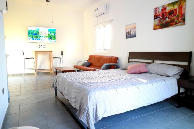 Modern Larnaca Beach Apartment - B&B Larnaka