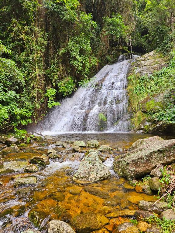 Chalé da Cachoeira - Cachoeira particular dentro da hospedagem - Chambres d'hôtes Nova Friburgo