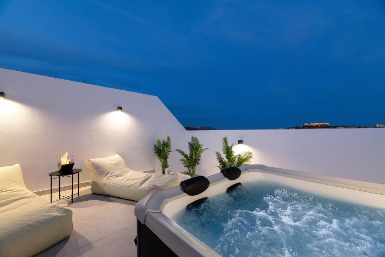 Onar -Quiet Luxury Suites with Private Jacuzzi-Ideal for Couples - Bed and Breakfast Archángelos