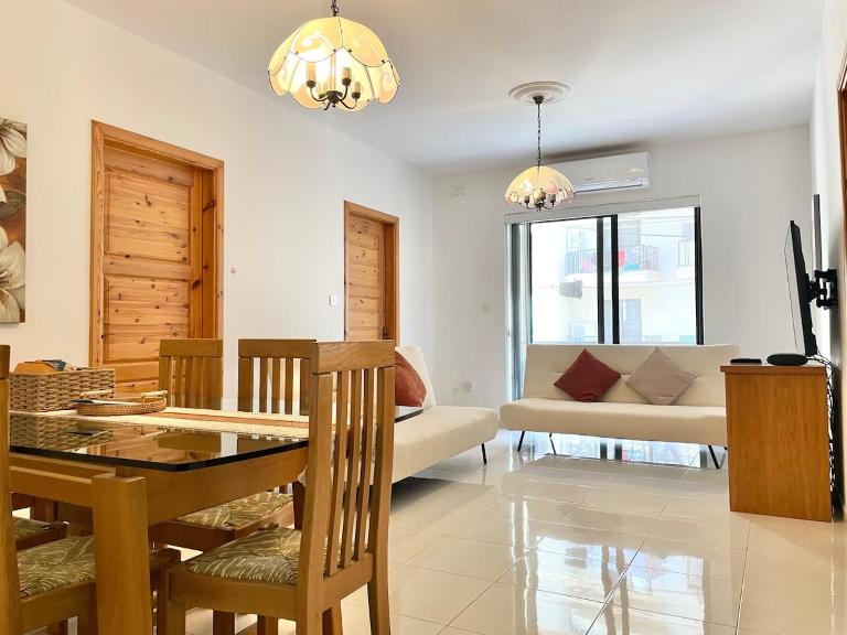 Modern Mediterranean 3 Bed, 2 Bath in St Pauls Bay - 5 Min Walk to Promenade, Beaches Nearby - Chambres d'hôtes San Pawl il-Bahar