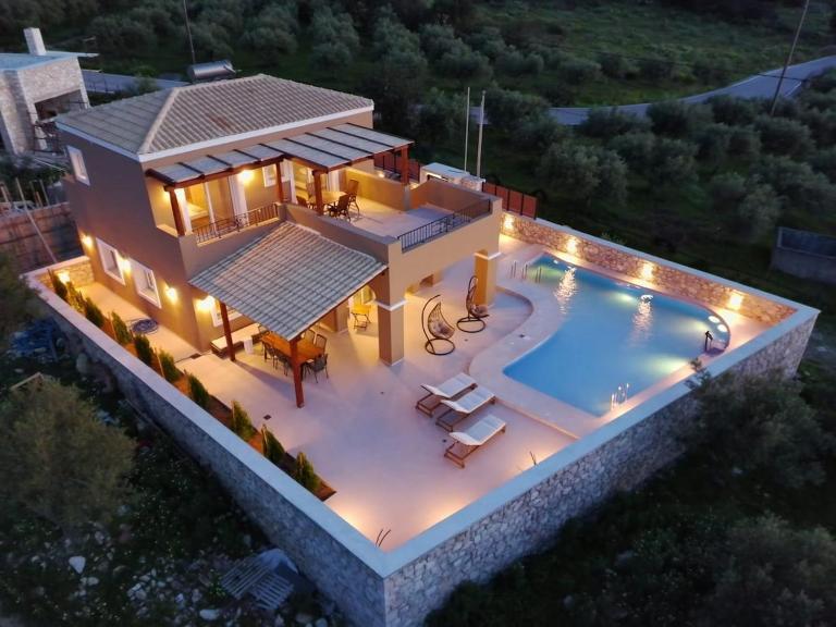 Elegant villa with sea view in Crete - B&B Skouloufia