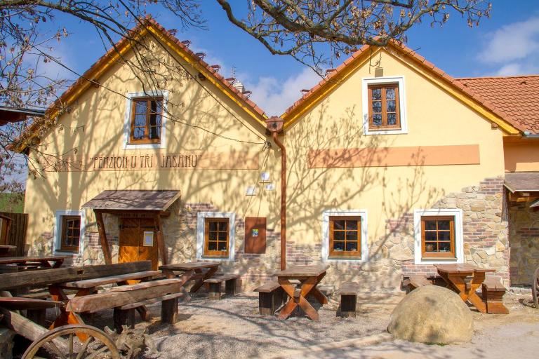 Restaurace & Penzion U Tří Jasanů - B&B Znojmo