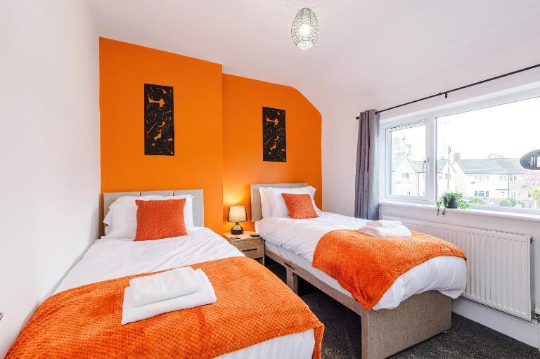 Charming Family & Business Accommodation Sleeps 5 with Parking - Chambres d'hôtes Mold